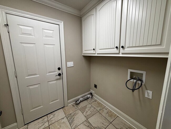 Building Photo - 990 Clubhouse Dr