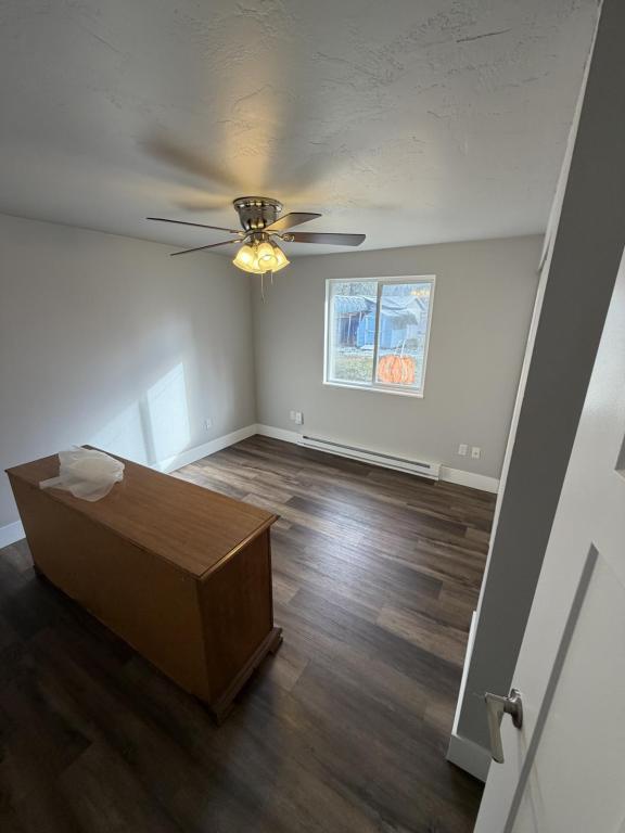 Building Photo - 908 E Violet Ave