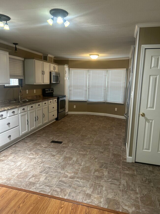 Building Photo - 1009 Roma Dr