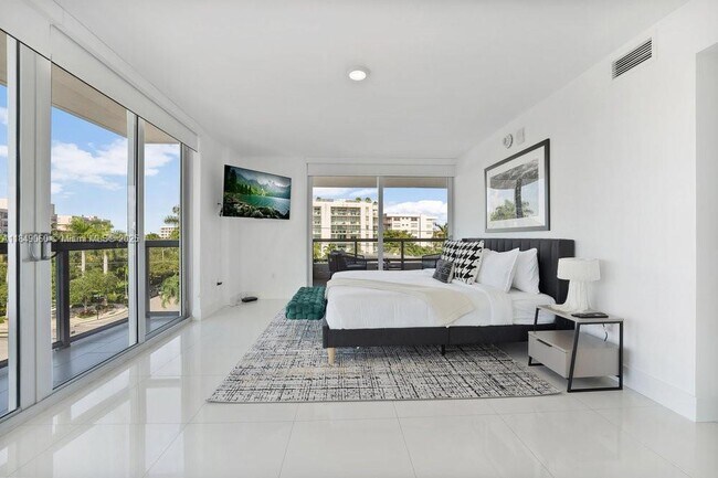 Building Photo - 9261 E Bay Harbor Dr