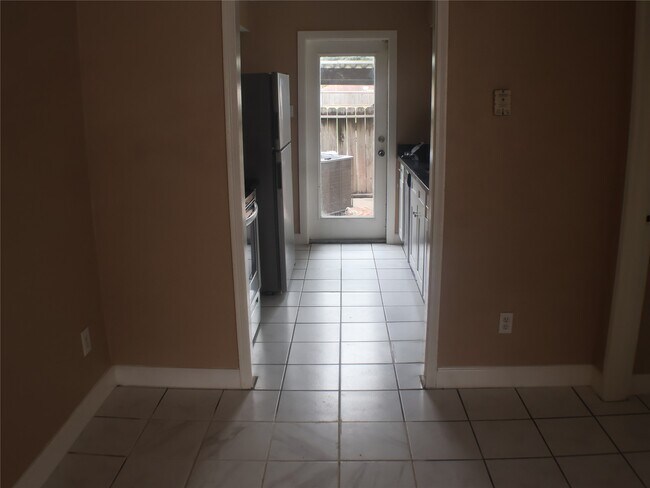 Building Photo - 7700 Creekbend Dr