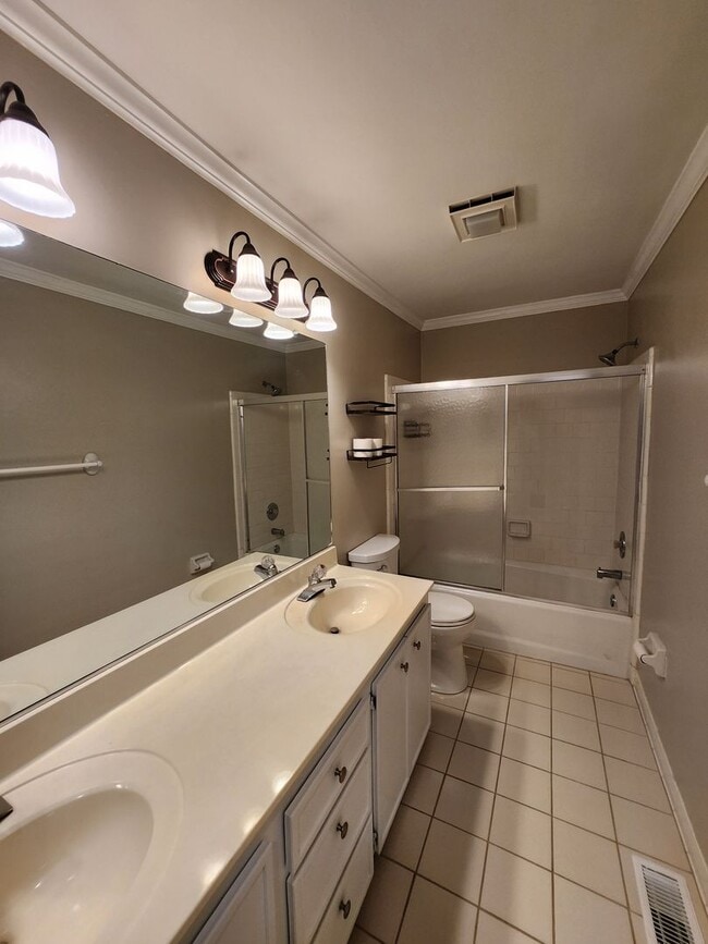 Building Photo - 624 Crown Pointe Dr
