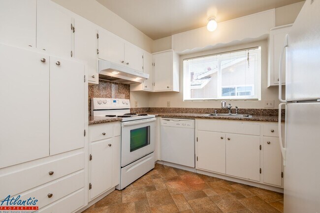 Building Photo - Lovely Home | Nice Backyard | Attached Garage