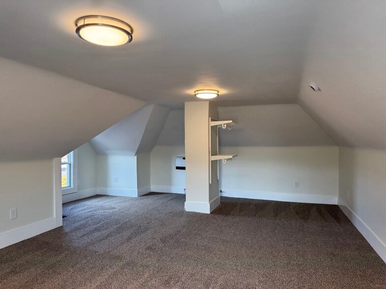 Building Photo - 119 E 20th Ave