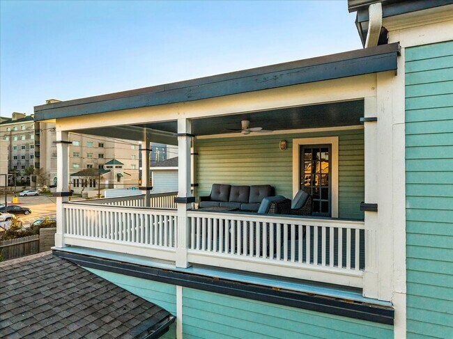 Building Photo - 2207 Bernardo De Galvez Ave