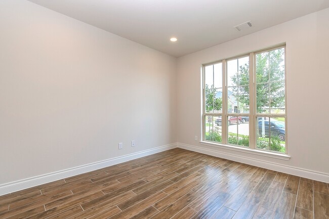 Building Photo - 3410 Willow Cres Ct