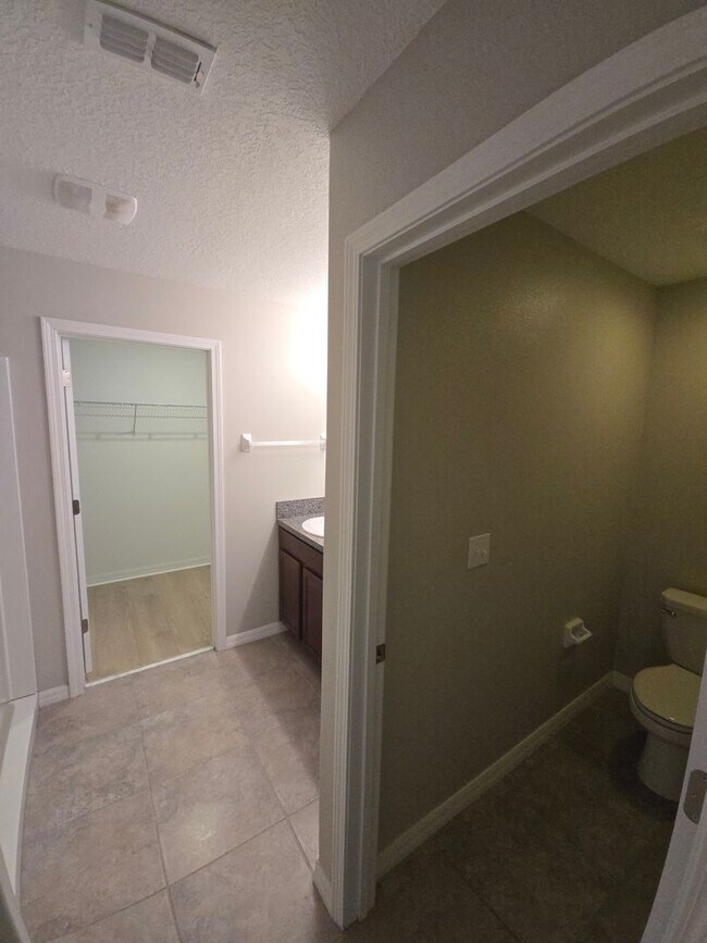 Building Photo - Gorgeous 4-Bedroom, 2.5-Bathroom Home in R...