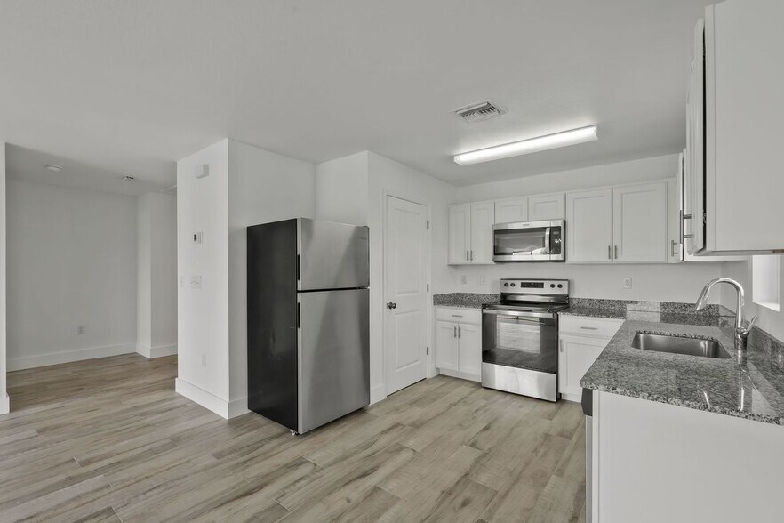 Building Photo - 2426 Santa Barbara Blvd N