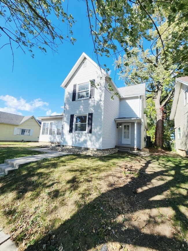 Building Photo - 564 Haller St
