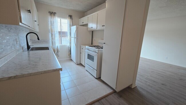 Building Photo - 526 S St Andrews Pl