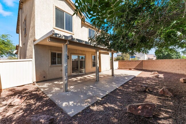 Building Photo - You're going to love this 4 bedroom 2.5 bath! Looks and Feels Brand New!