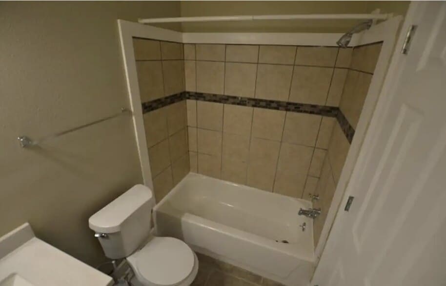 Bath 1 tub - 1017 Seville Ave