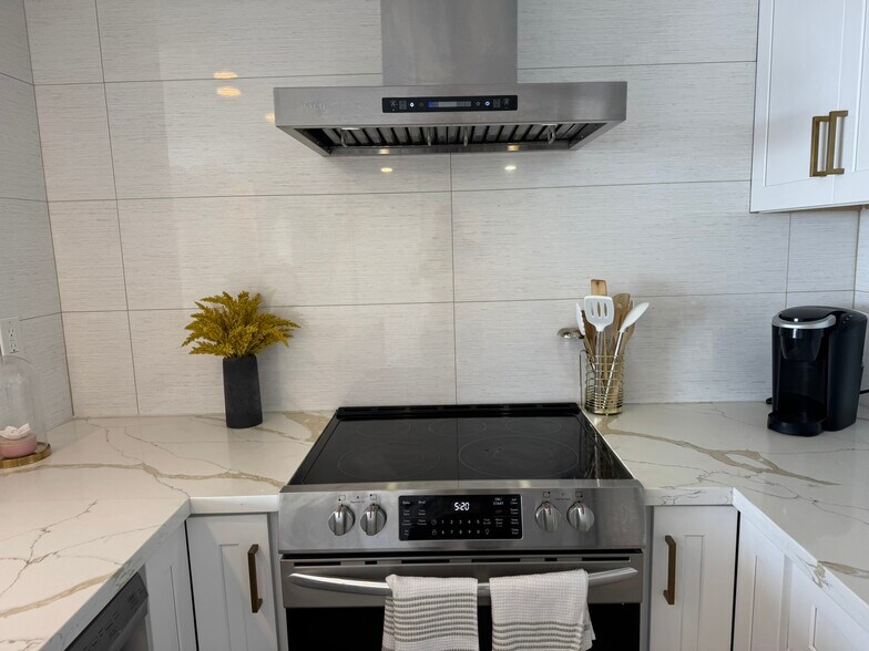 Kitchen fully equiped with electric stove, coffee maker and all necessary kitchen supplies - 700 E Ocean Blvd