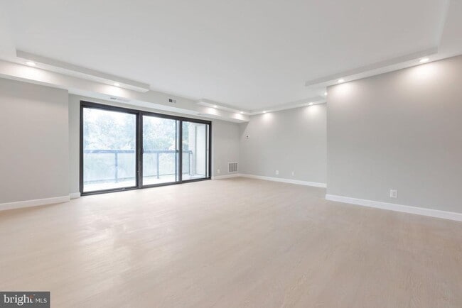 Building Photo - 205 Yoakum Pkwy