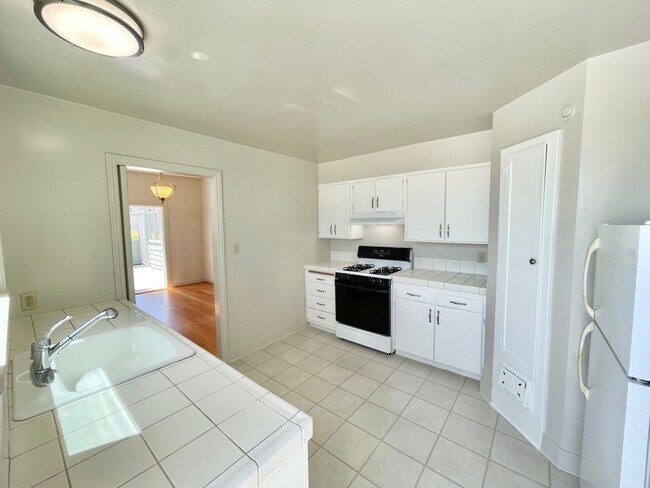 Building Photo - Bright and Airy 2 Bedroom Penthouse in the...