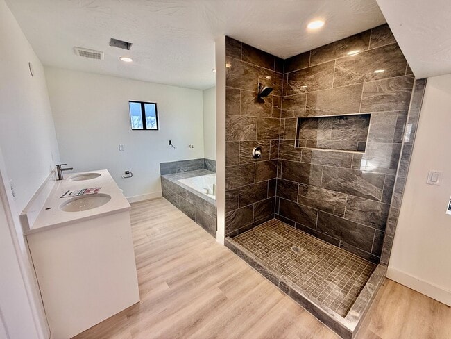 Building Photo - Beautifully Remodeled Three Bedroom Home on 2 Acres with Horse Privileges in Hurricane