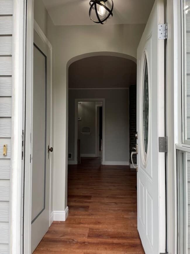 Building Photo - House For Lease