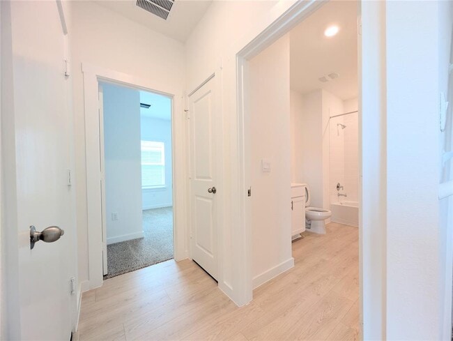 Building Photo - 9400 Oxbow Strap Dr