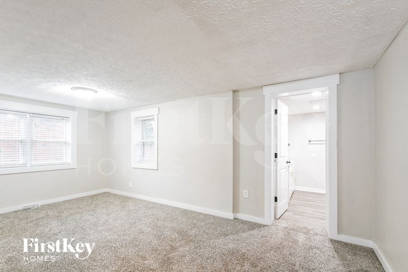 Building Photo - 648 Sycamore St