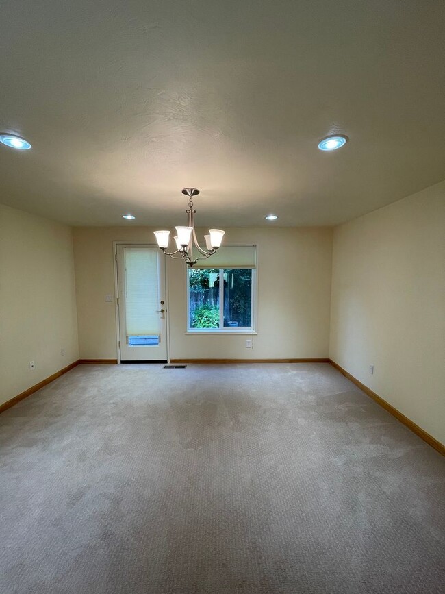 Building Photo - Large 4 Bed/ 2 Full Bath Home in the Gilha...