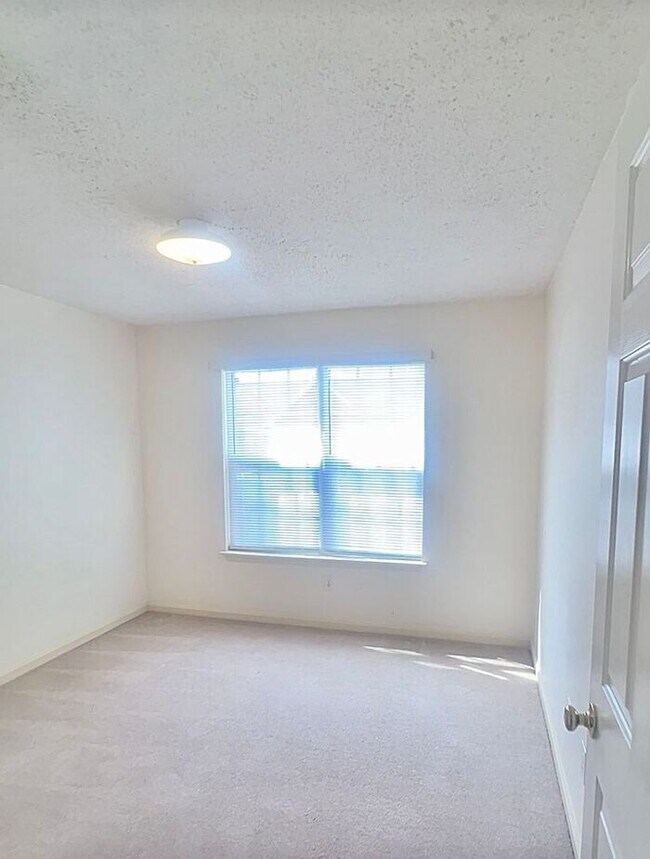 Building Photo - Central Wilmington! Live across from The Point at Barclay! Lovely one level patio home in popular...