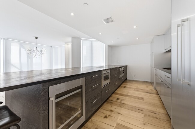 Building Photo - 529 S Flagler Dr