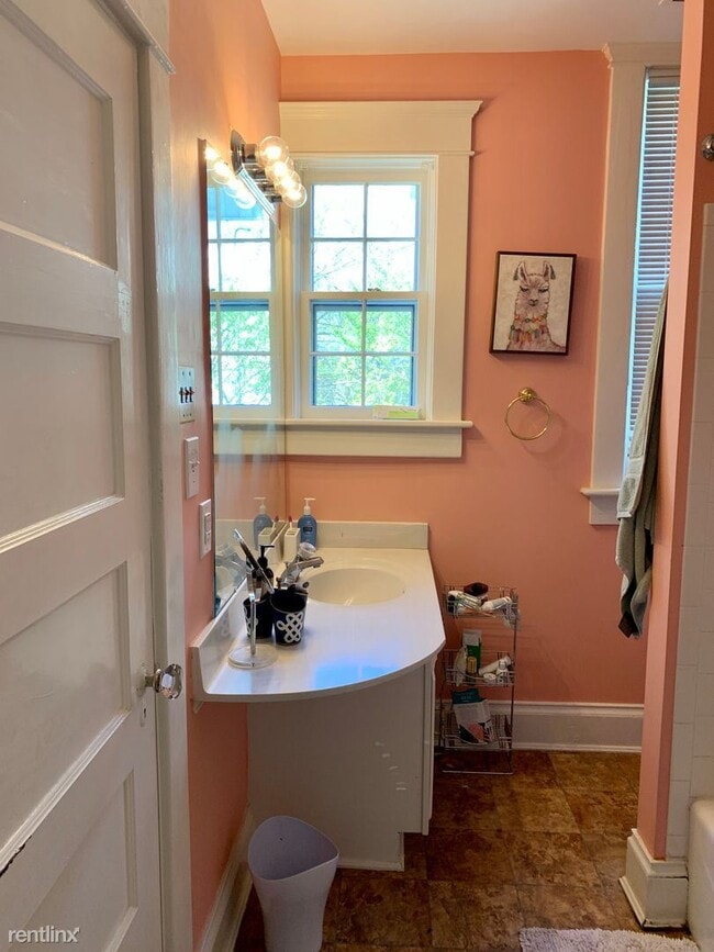 Building Photo - 3 br, 2 bath House - 39 University Circle #2