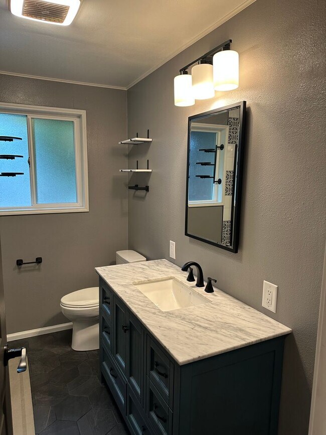 Building Photo - Beautiful 3 bedroom 2 bath house in Thurston!