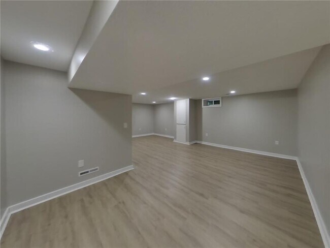 Building Photo - 408 Riverview Dr