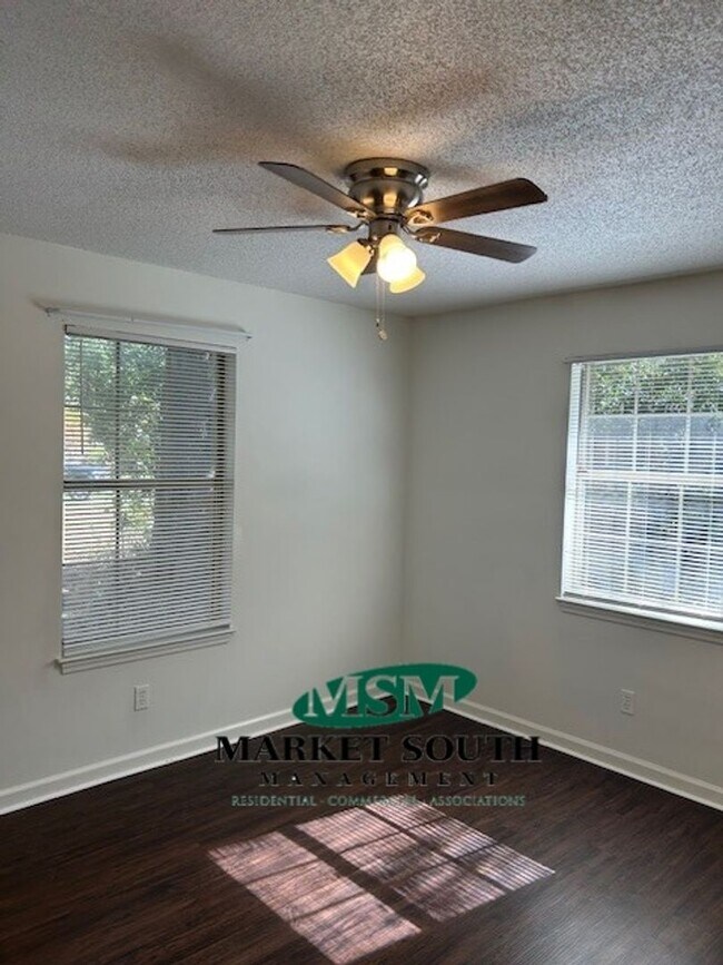 Building Photo - BRANDLEWOOD CUL-DE-SAC OFF GARRARD