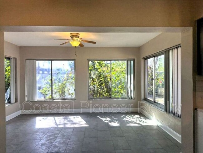 Building Photo - 2489 Del Rio Way
