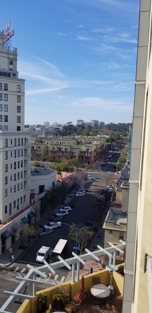 Building Photo - Large 2 bedroom downtown, Special!  And Great Views