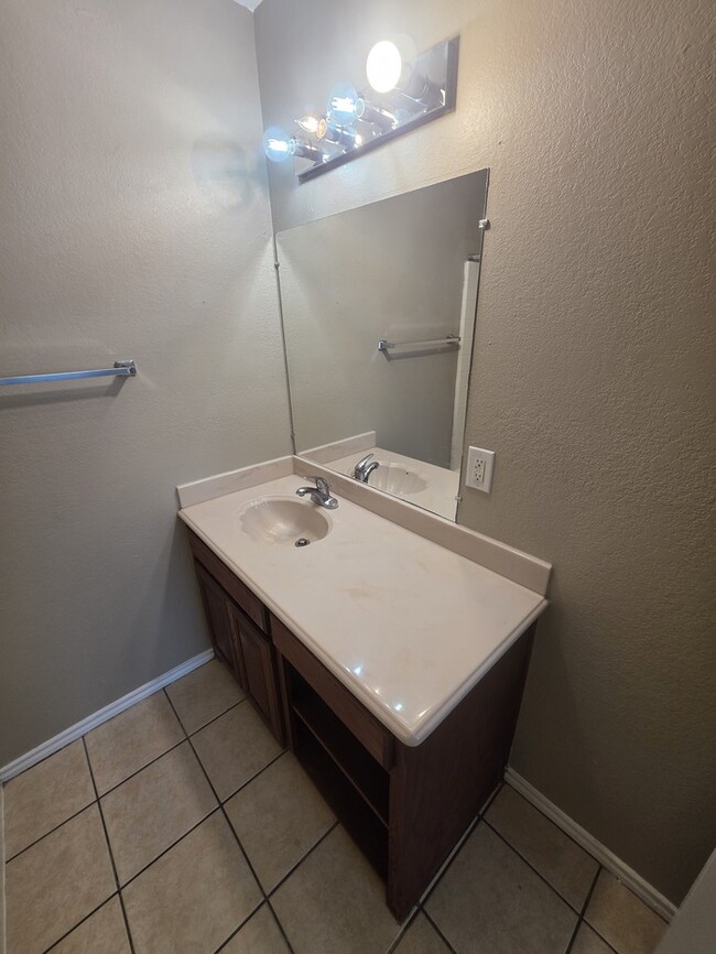 Building Photo - 3 bed 2 bath home