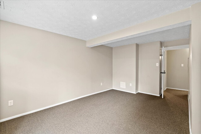 Building Photo - "Charming 2-Bed Townhouse with great upgra...