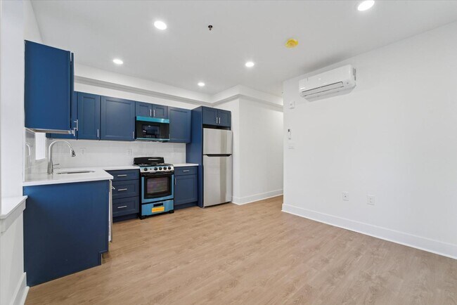 Building Photo - 812 W Roosevelt Blvd