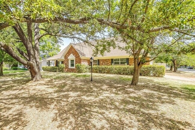 Building Photo - 1701 Larkspur Dr