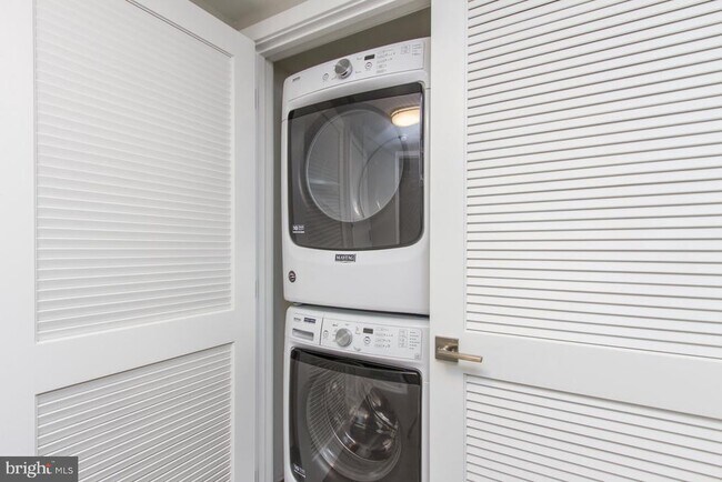 Building Photo - 712 S Sartain St