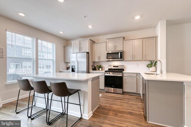 Building Photo - 2050 Hinshaw Dr