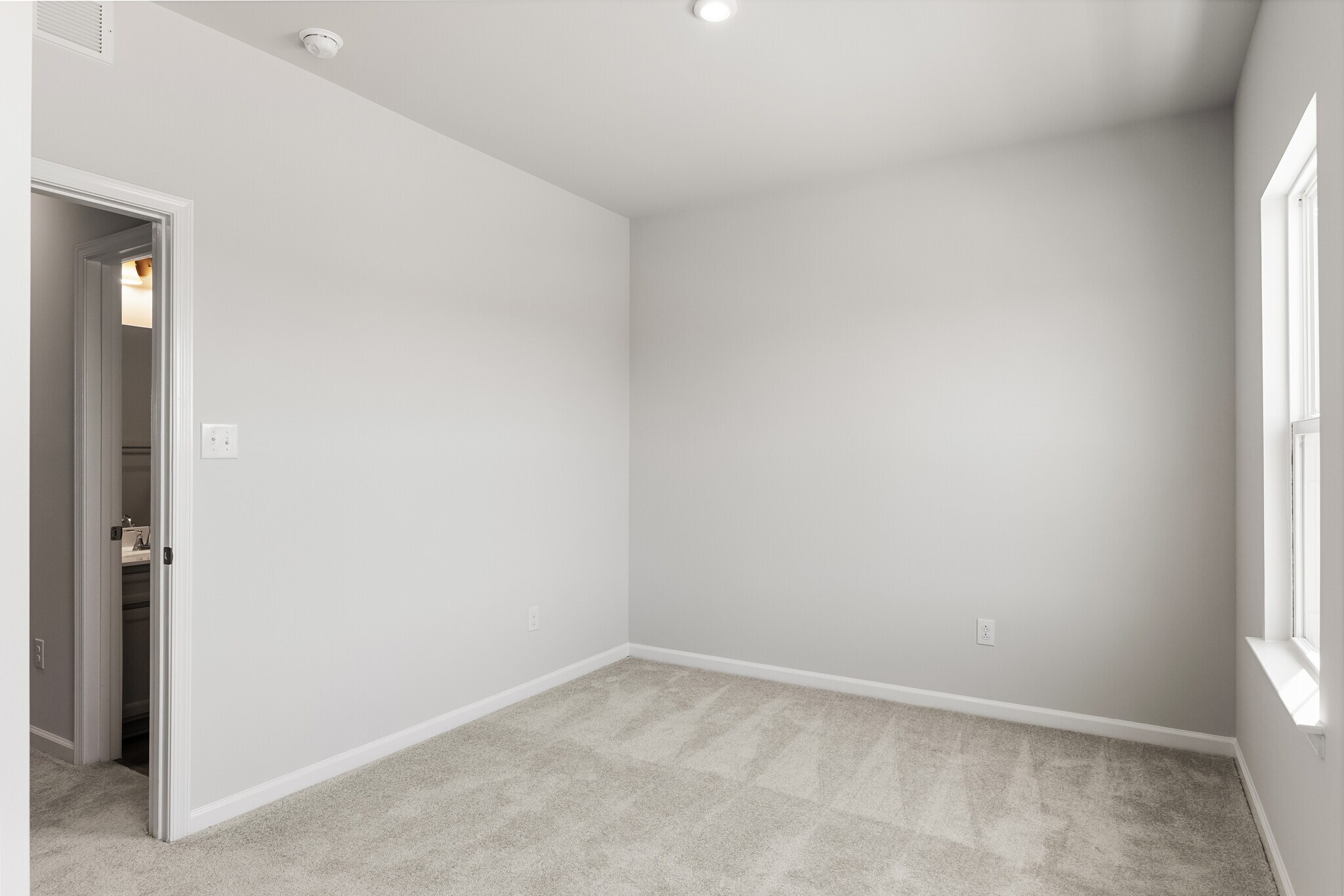 Building Photo - 10 Sidney Ln