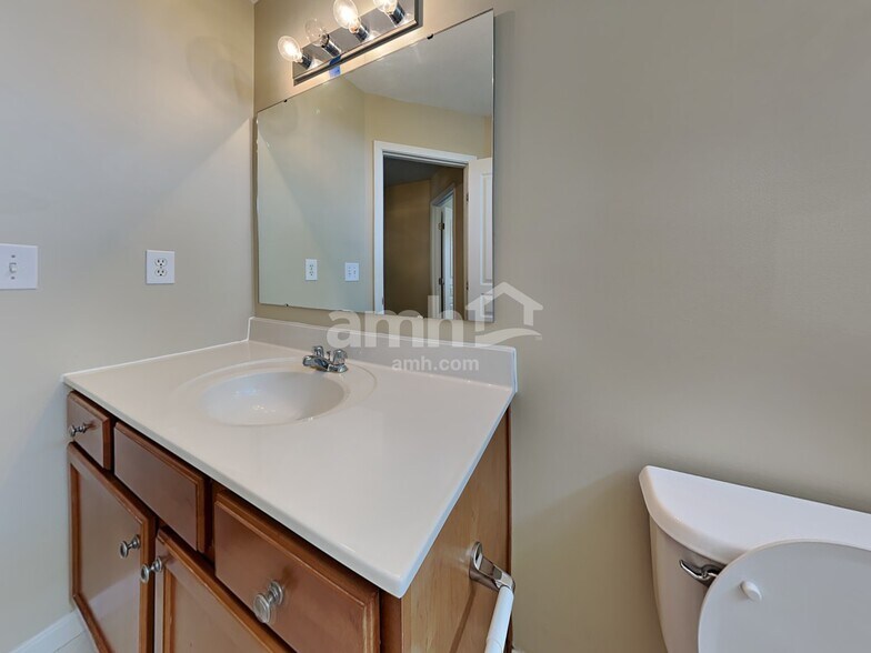 Building Photo - 10310 Meadow Glen Dr