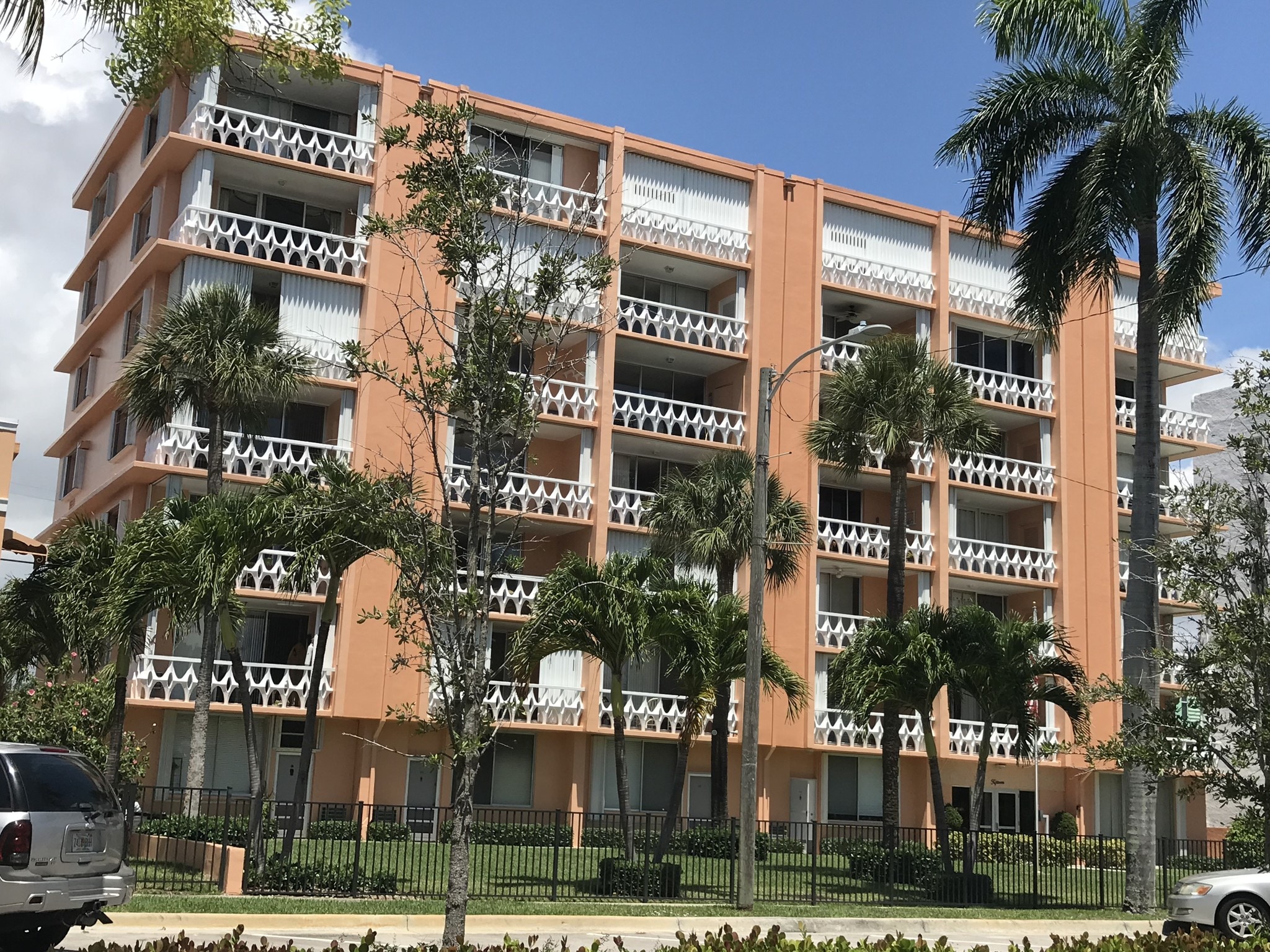 Freshly painted exterior is immaculate with iconic retro balconies - 15 S Golfview Rd