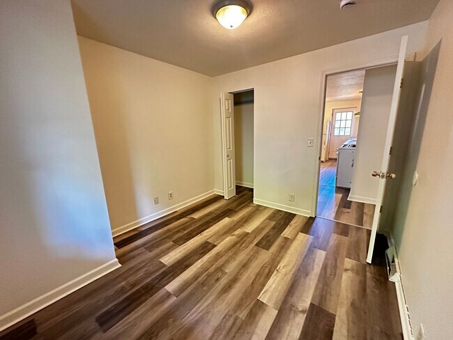 Building Photo - Spacious & Updated 2-Bedroom Apartment