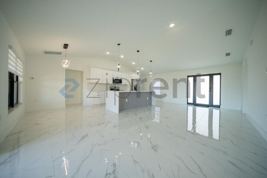 Building Photo - 4117 NE 16th Ave