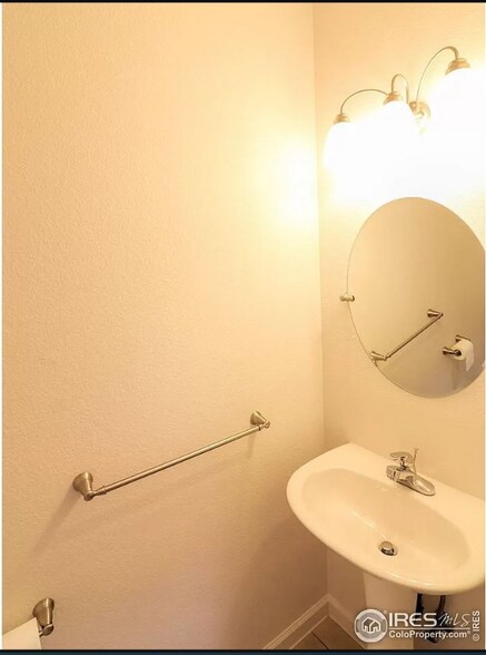 Building Photo - 2426 Parkfront Dr