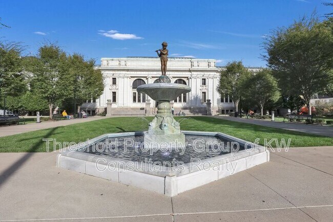 Building Photo - 451 E Town St