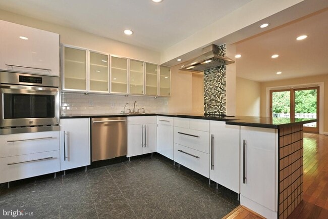 Building Photo - Discover an exquisite opportunity to lease a stunning end-of-row townhouse in the prestigious Bet...