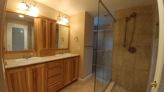 Building Photo - Gorgeous Home with Granite Counters and Custom Built-ins!