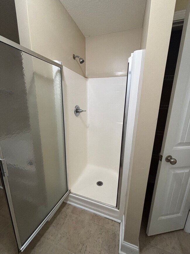 Building Photo - AVAILABLE NOW!