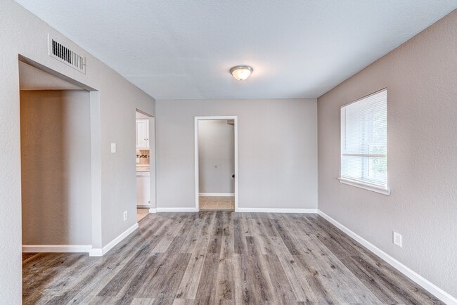 Building Photo - 523 Spring Dr