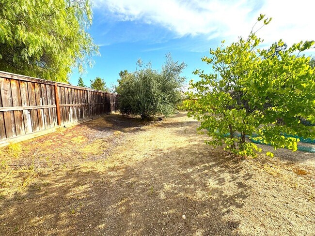 Building Photo - Single story house with Mountain views - c...